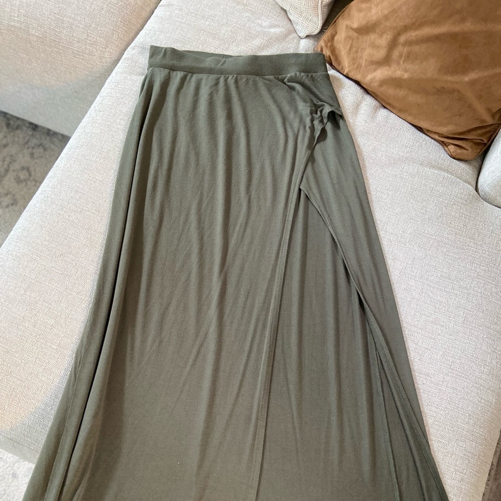 Long green skirt with a very high slit